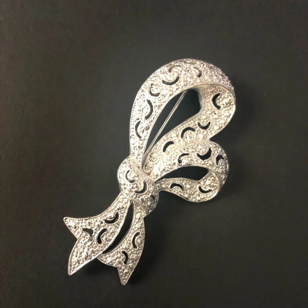Silver Tone Ribbon Brooch